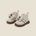 Nahaufnahme von cremefarbenen Kleinkinder-Prinzessinstiefeln mit Bären-Schleifen - Innenlänge 11.5cm / Beige