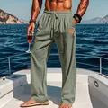 Uomo in pantaloni di lino verde salvia con coulisse su uno yacht, stile casual da spiaggia - Verde chiaro