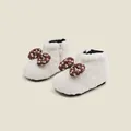 Botas suaves y cálidas de forro polar blanco para bebé con lazo marrón con flores - Longitud Interior 11cm / Estilo de Felpa con Lazo Floral (M38MBX7527) / Blanco