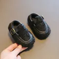 Cómodos zapatos de invierno de felpa negra para niñas con suela blanda y forro cálido - Longitud Interior 11.5cm / Estilo de Felpa con Hebilla de Cuero (M26MBX60082) / Negro