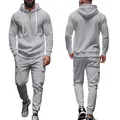 Vorder- und Rückansicht des grauen Fleece-Hoodies und der Cargo-Jogginghose für Herren - S / Oberteil Und Unterteil / Hellgrau