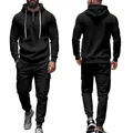 Detaillierte Vorder- und Rückansicht eines schwarzen Herren-Trainingsanzugs mit Kapuzenpullover - S / Oberteil Und Unterteil / Schwarz