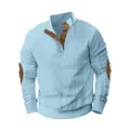 Primer plano de una sudadera azul texturizada con tapeta de botones y coderas. - Azul claro