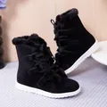 Bottes de neige noires à lacets pour femmes avec bordure en fourrure et semelle plate. - 36 / Noir