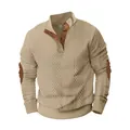 Vista detallada de sudadera jacquard caqui para hombre con tapeta de botones ribeteada en cuero - Caqui