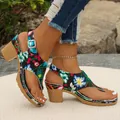 Detailansicht der Damen-Zehentrenner-Sandalen mit Blumenstickerei und Blockabsatz. - Schwarz