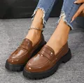 Glänzende braune Lackleder-Loafer mit dicker Plateausohle im modischen Retro-Design - Braun