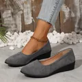 Vista detallada de elegantes zapatos de cuña en ante gris con un diseño de punta fina - Gris