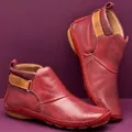 Detailweergave van wijnrode retro leren platte enkellaarzen voor dames met textuurafwerking - 35 / Rood