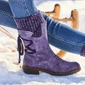 Vista detallada de botas de nieve retro moradas con puño de punto cálido en la nieve - Púrpura