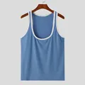 Vista detallada de camiseta azul entallada con ribete blanco en contraste y espalda nadadora. - Azul zafiro