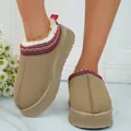 Gros plan sur les pantoufles compensées en daim beige avec fourrure et broderie - Kaki