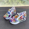Primer plano de zapatillas con plataforma bordadas de colores con malla transpirable - Blanco