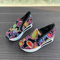 Zapatillas de cuña con estampado paisley colorido, malla transpirable y suelas cómodas. - Negro