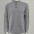 Dettaglio del maglione grigio da uomo a trecce con elegante collo alto a bottoni. - Taglia M / Top / Grigio