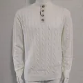 Dettaglio ravvicinato della maglia a trecce bianca e del collo alto abbottonato del maglione - Taglia M / Top / Bianco
