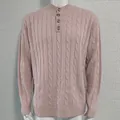 Vista dettagliata di un maglione da uomo rosa a trecce con colletto a metà altezza. - Taglia M / Top / Khaki chiaro