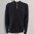 Primo piano di un maglione da uomo in maglia a trecce nero con collo alto e bottoni neri - Nero