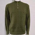 Dettaglio della maglia a treccia verde oliva con colletto a lupetto e bottoni decorativi - Taglia M / Top / Verde militare