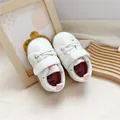 Weiße Lauflernschuhe für Kleinkinder mit bunten Herzmustern und weicher Sohle. - Größe 15.0 (Ca. 15cm Innenlänge) / Weiß Rosa Herz