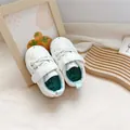 Weiße Leder-Babyschuhe mit bunten Sternenmustern und weichen, flexiblen Laufsohlen - Größe 15.0 (Ca. 15cm Innenlänge) / Weiß Blau Stern
