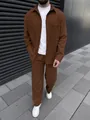 Completo casual da uomo con camicia e pantaloni in velluto a coste marrone in città - Caffè