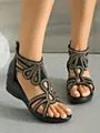 Detailopname van zwarte sleehaksandalen met strass uitsparingen en ritssluiting - 35 / Zwart