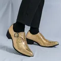 Scarpe eleganti da uomo dorate a punta con cinturino a fibbia e tacco grosso - Oro