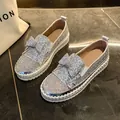 Mocassins argentés à paillettes avec nœud en strass et semelle épaisse - Argent