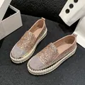 Eleganti scarpe platform slip-on glitter oro champagne con punta decorata in strass. - 35 / Oro