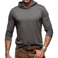 Detalle de la camiseta de manga larga con capucha para hombre en gris oscuro - S / Tops / Gris oscuro