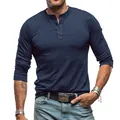 Detail van een marineblauw katoenen Henley-shirt met lange mouwen en knoopsluiting - Saffierblauw