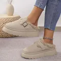 Detalle de zapatillas de plataforma beige con forro de piel y hebilla decorativa - Blanco Roto