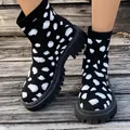 Botines tipo calcetín para mujer con manchas de dálmata en una plataforma de madera - 35 / Negro y Blanco