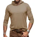 Detalle de una camiseta con capucha de manga larga para hombre en algodón color caqui. - S / Tops / Caqui