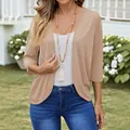 Casual gebreid vest voor dames in kaki gedragen op een wit topje met een blauwe jeans - Khaki