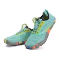 Primo piano di scarpe acquatiche per bambini verde menta con maglia e suole colorate. - Verde menta