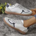 Gedetailleerde weergave van retro GAT-sneakers voor dames van wit leer en rubberen zool - Donkerblauw