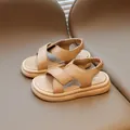 Sandali beige con zeppa, cinturini incrociati e cinturino elastico posteriore per l'estate - Kaki