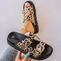 Detailansicht der Damen-Plateausandalen mit Leopardenmuster und verzierten Metallschnallen - Leopardenprint