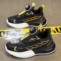Schwarze und goldene Jungen-Sportschuhe mit Drehverschluss und weißer klobiger Sohle - Schwarz Mesh (810)
