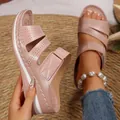 Sandali con zeppa rosa da donna con fori tagliati al laser e comoda suola platform. - Rosa