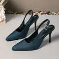 Detail von petrolfarbenen Slingback-Pumps mit eleganter Rippstruktur und Schnalle - 35 / Blau