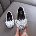 Funkelnde silberne Prinzessinnenschuhe für Mädchen mit Schmetterling und Perlen. - 21 / Silber
