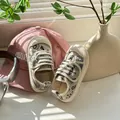 Nahaufnahme der Kinder-Graffiti-Schuhe mit weicher Sohle und Klettverschluss-Design - Blau