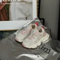 Primer plano de zapatillas chunky rosas y blancas para bebé con hebilla giratoria. - Rosa