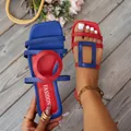 Détail en gros plan des sandales plates pour femmes aux couleurs rouge et bleu vif - Bleu