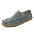 Mocassins en daim gris cousus à la main avec un design slip-on confortable pour hommes. - Vert