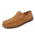 Mocassins décontractés en daim marron cousus main pour hommes avec un design slip-on. - Marron