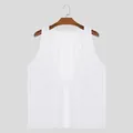Detalle de una camiseta de tirantes blanca transpirable para hombre con cuello en U profundo - Blanco